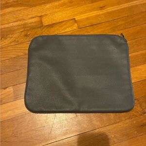 One Savvy Sleeve Laptop Case Charcoal Pebble Gray Inquire- Jewell by Thirty-One